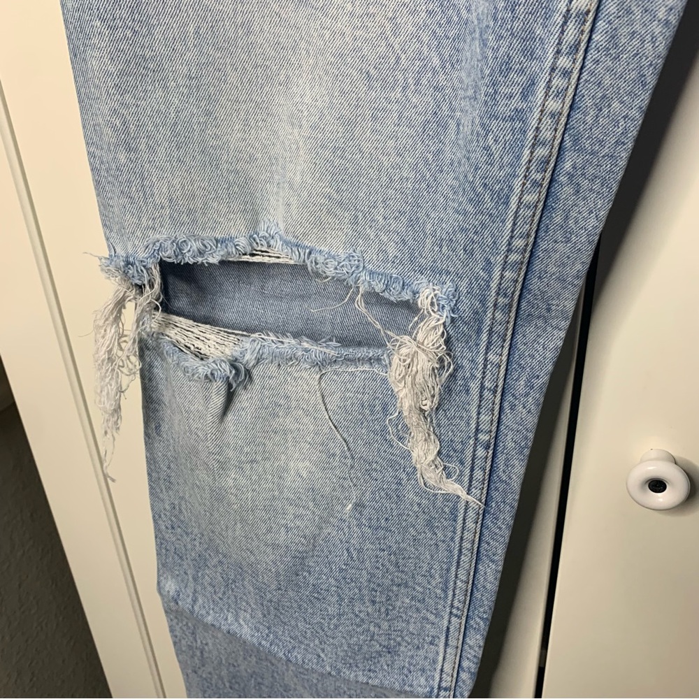 Abercrombie & Fitch The 90s Straight Ultra High Rise Distressed Jeans - Picture 6 of 12
